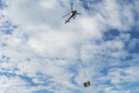 Beton-Kabelverteilkabine - Helikoptertransport
